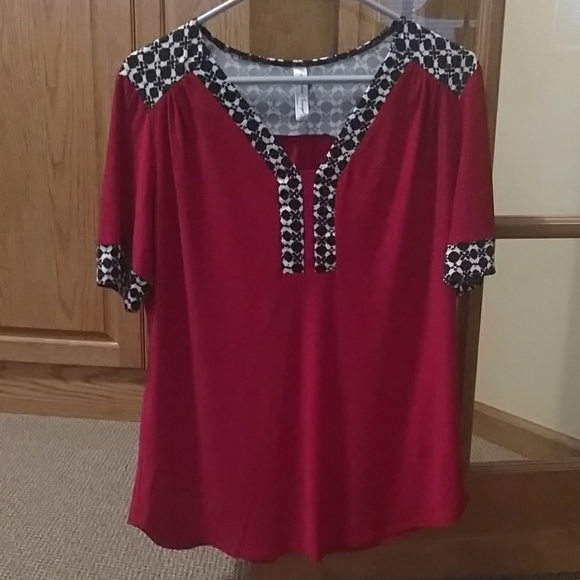 Super cute red top with black/white trim - Picture 1 of 4